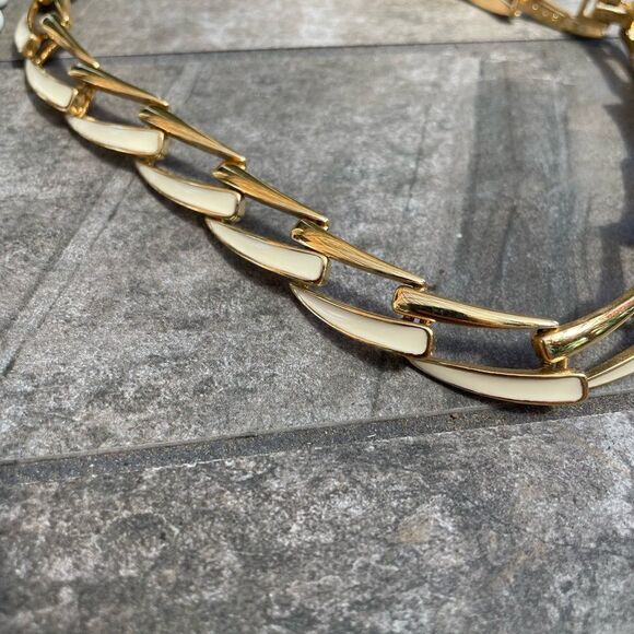 Vintage Monet plus other choker necklaces and a gold tone broach - Picture 7 of 13